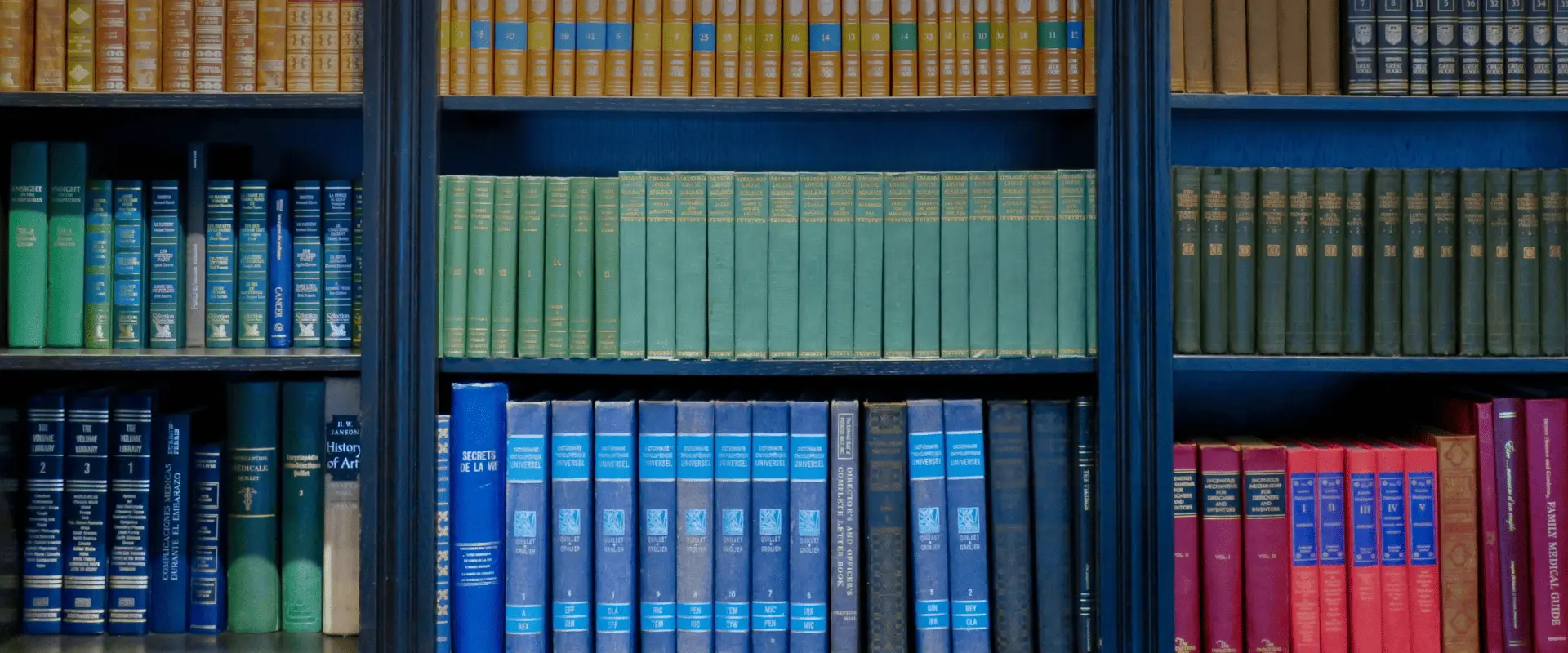 Libros en una estantería